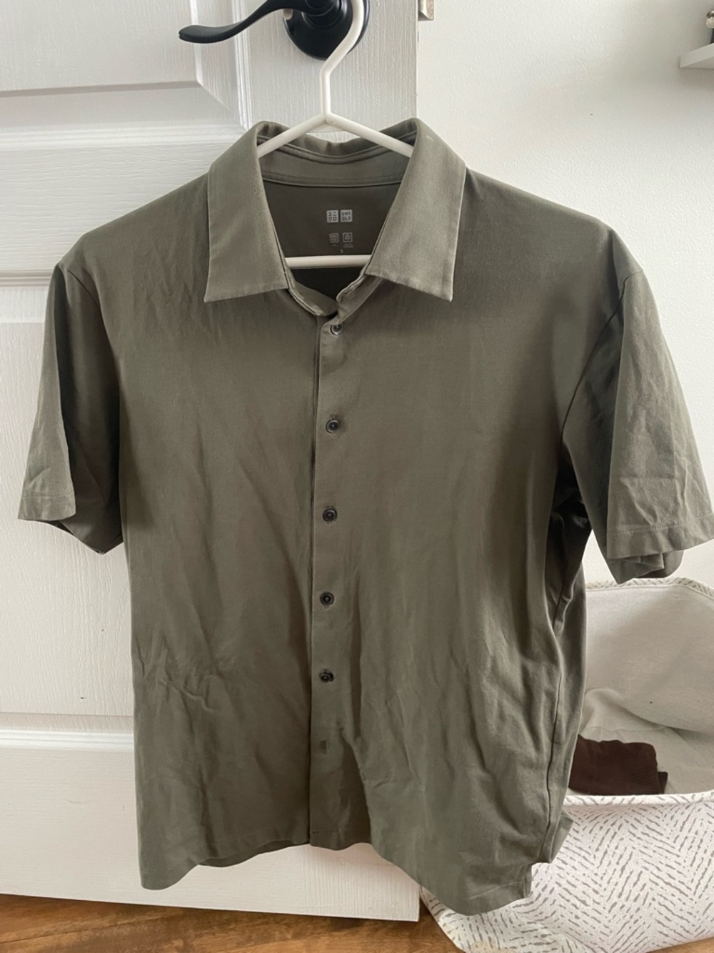 Uniqlo olive green short sleeve button shirt S